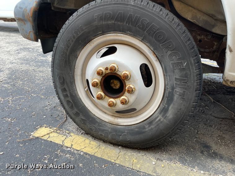 image for item MU9208 2002 Ford E350 Super Duty  box truck