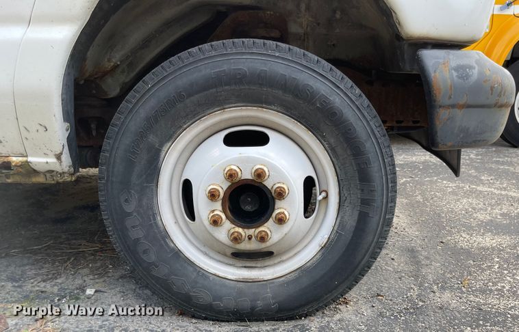 image for item MU9208 2002 Ford E350 Super Duty  box truck