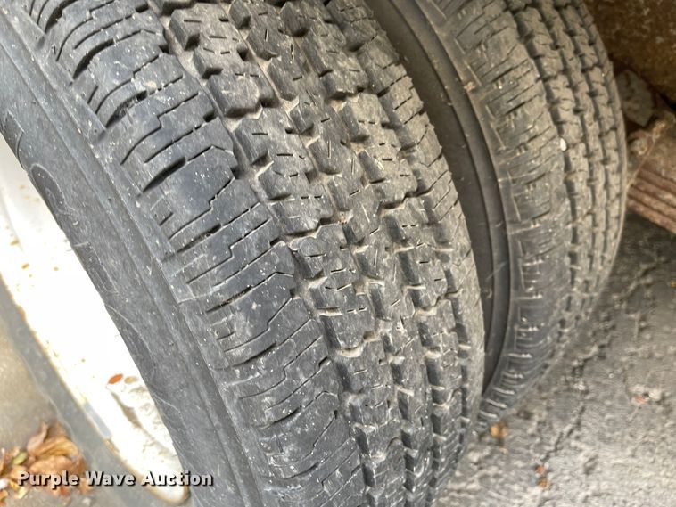 image for item MU9208 2002 Ford E350 Super Duty  box truck