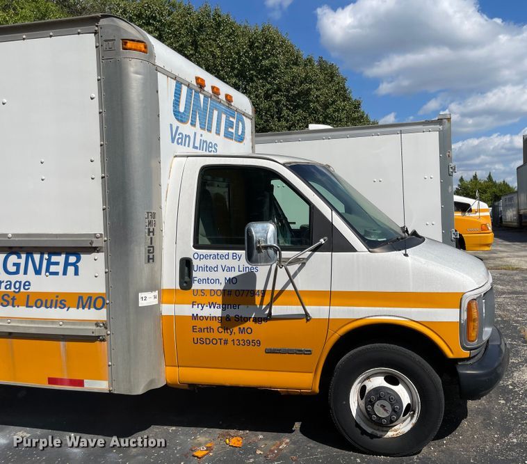 image for item MU9219 1999 GMC G3500  box truck