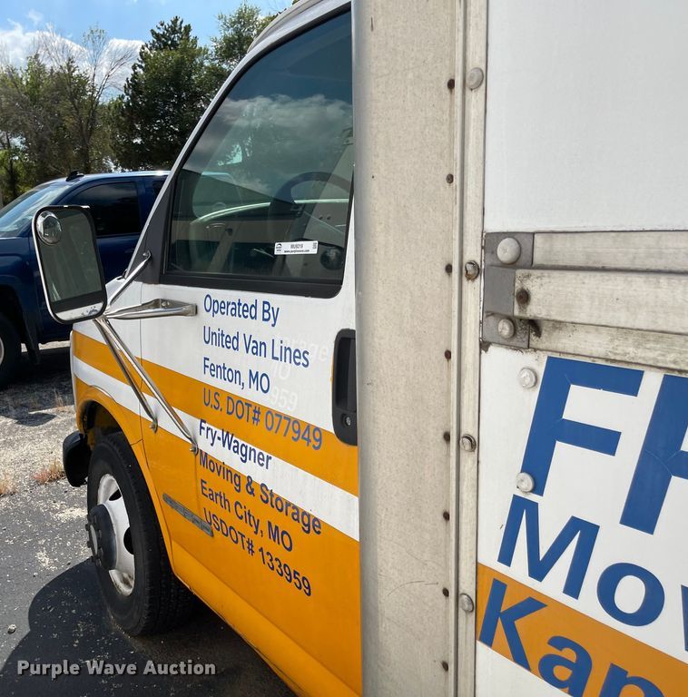 image for item MU9219 1999 GMC G3500  box truck