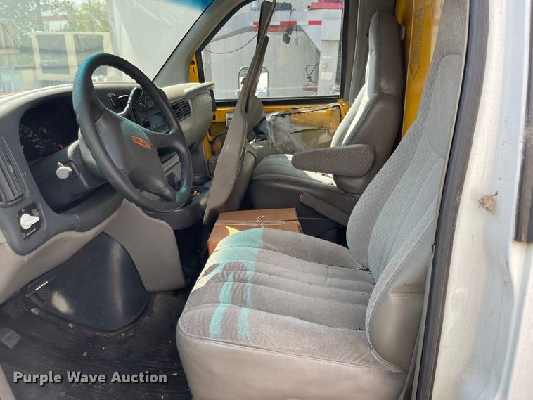 image for item MU9219 1999 GMC G3500  box truck