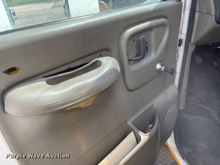 image for item MU9219 1999 GMC G3500  box truck