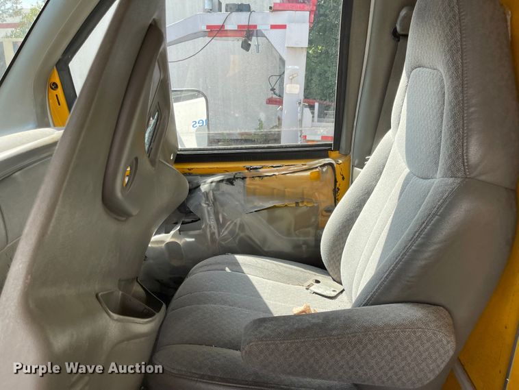 image for item MU9219 1999 GMC G3500  box truck