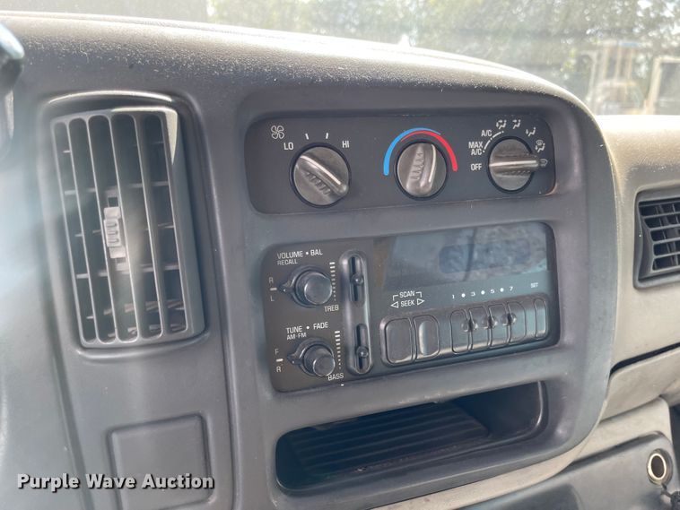 image for item MU9219 1999 GMC G3500  box truck