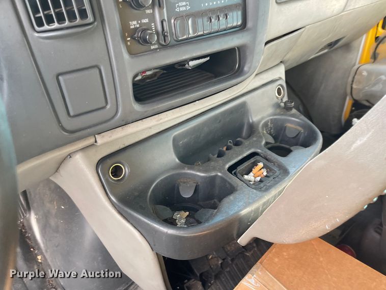 image for item MU9219 1999 GMC G3500  box truck