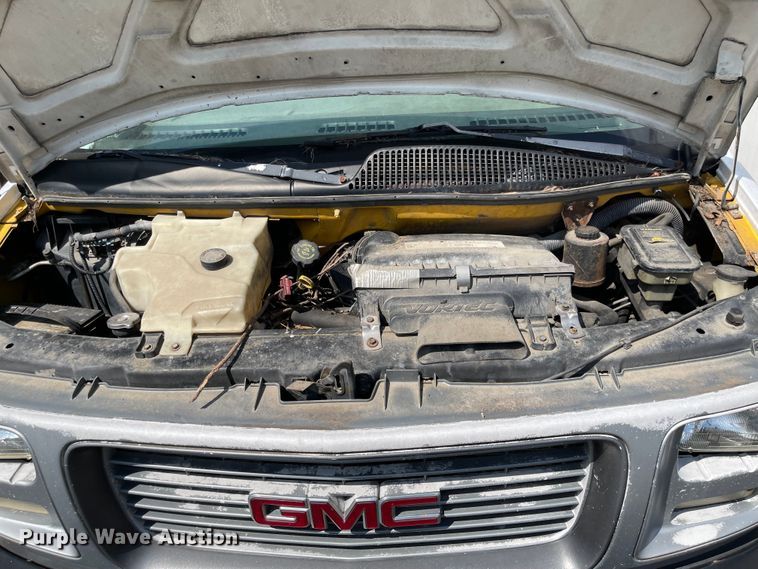 image for item MU9219 1999 GMC G3500  box truck