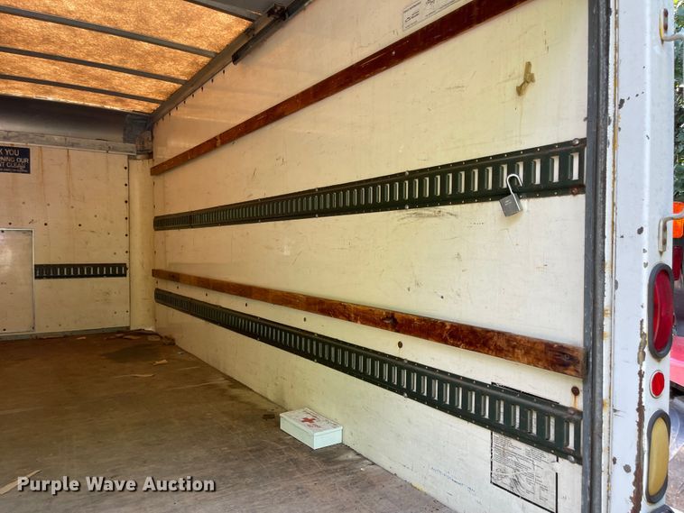 image for item MU9219 1999 GMC G3500  box truck