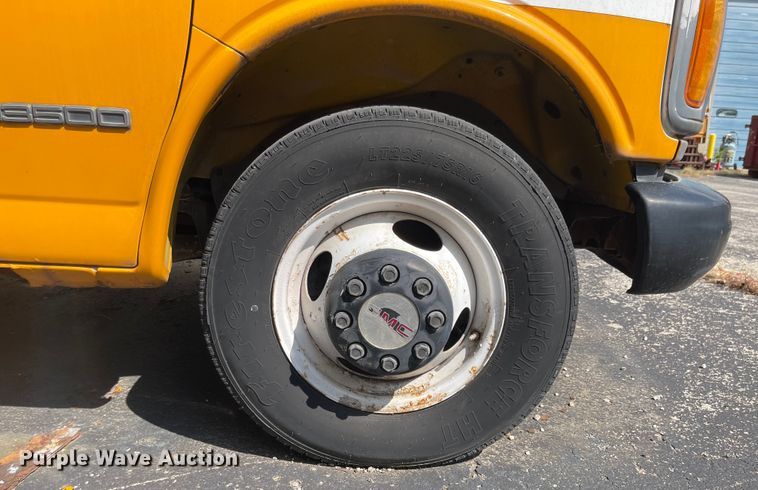 image for item MU9219 1999 GMC G3500  box truck