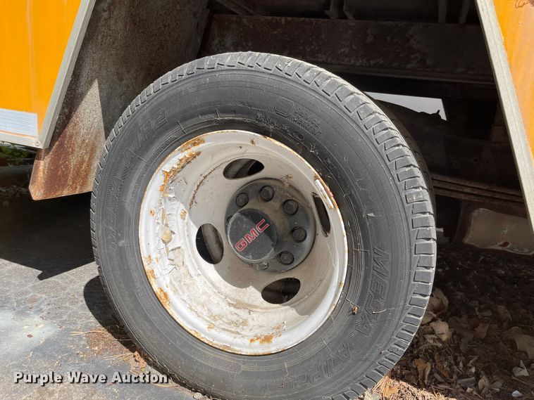 image for item MU9219 1999 GMC G3500  box truck