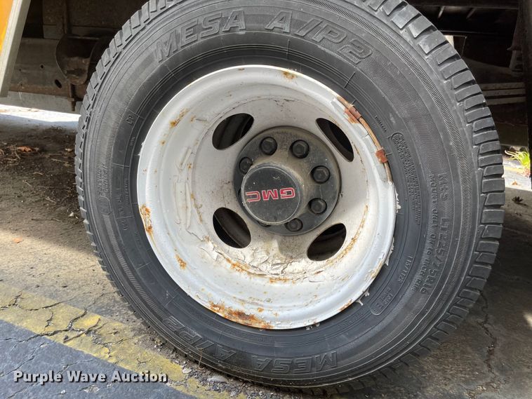 image for item MU9219 1999 GMC G3500  box truck