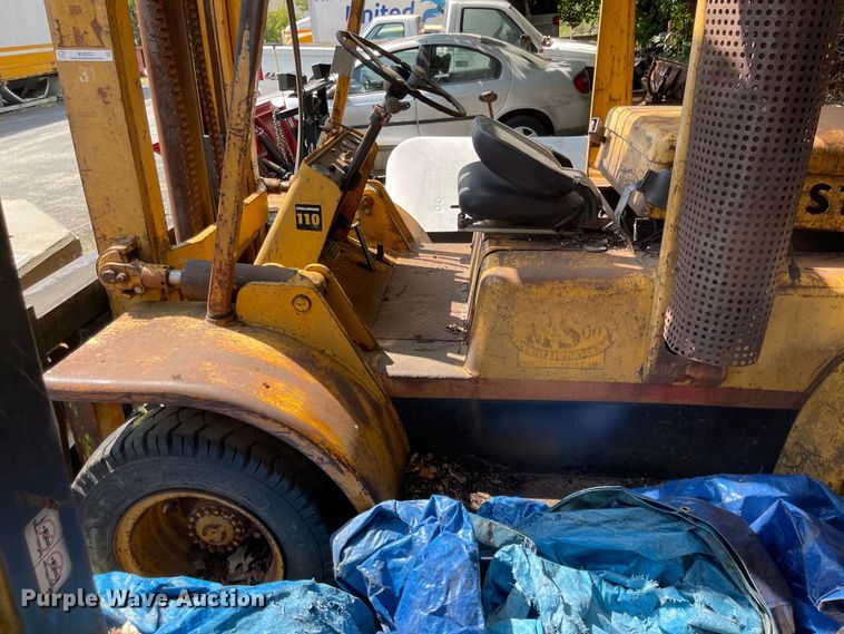 image for item MU9221 Hyster Challenger 110  forklift