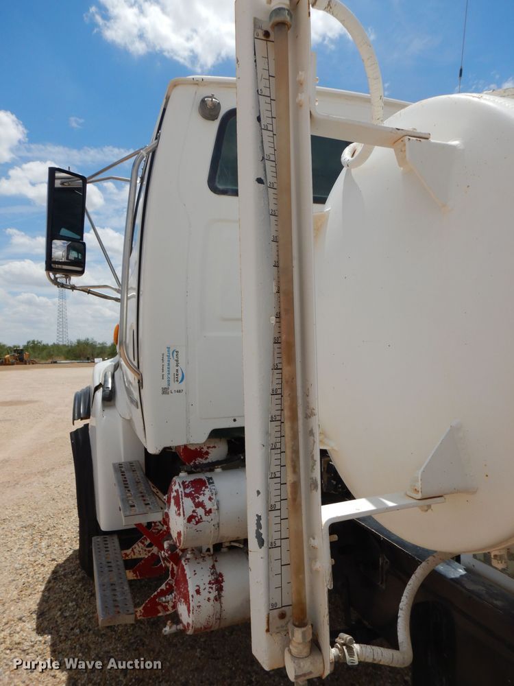 image for item DJ8985 2002 Sterling L9500  ready mix truck