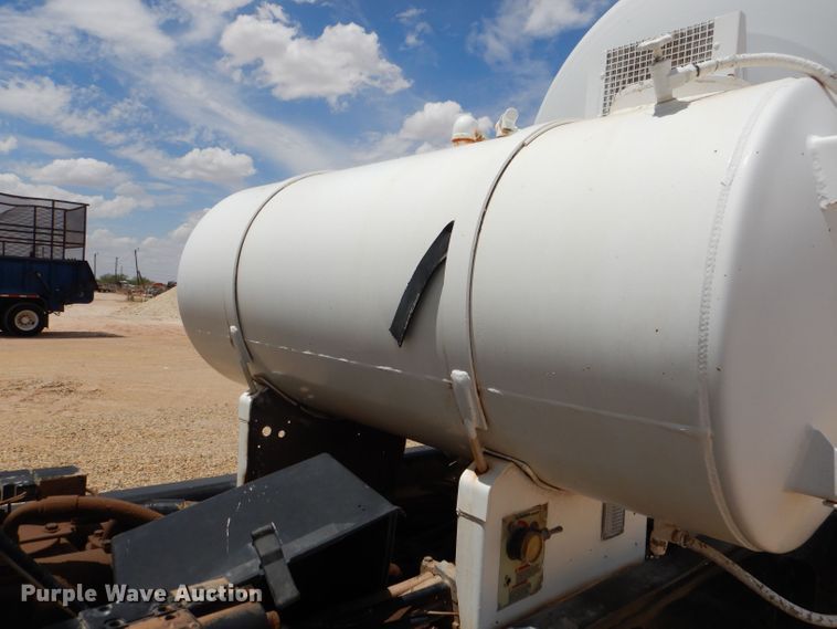 image for item DJ8985 2002 Sterling L9500  ready mix truck