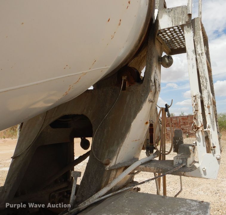 image for item DJ8985 2002 Sterling L9500  ready mix truck