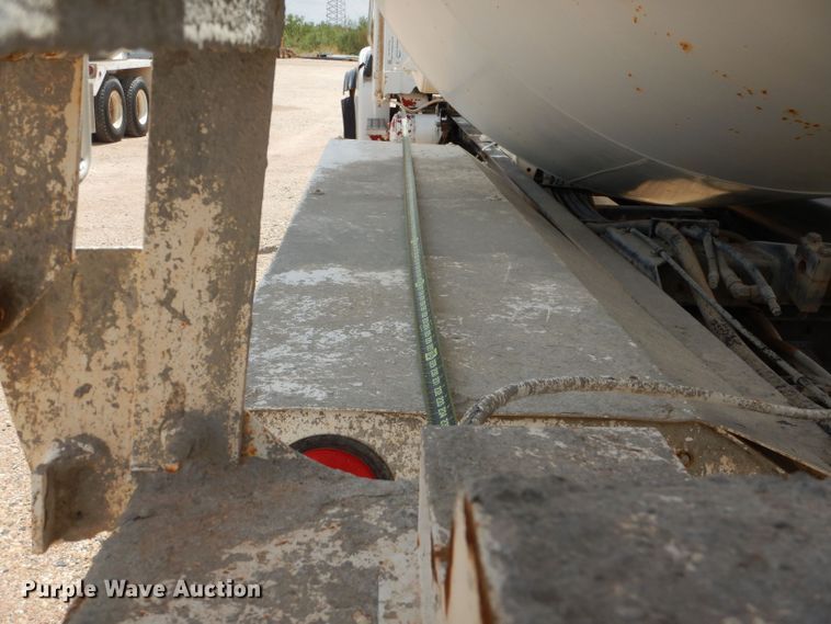 image for item DJ8985 2002 Sterling L9500  ready mix truck