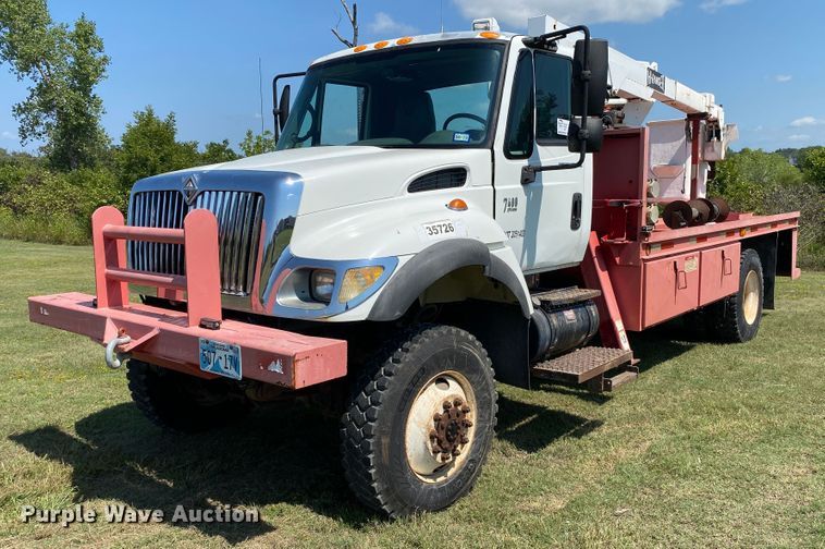 image for item DK6455 2003 International 7400  bucket truck