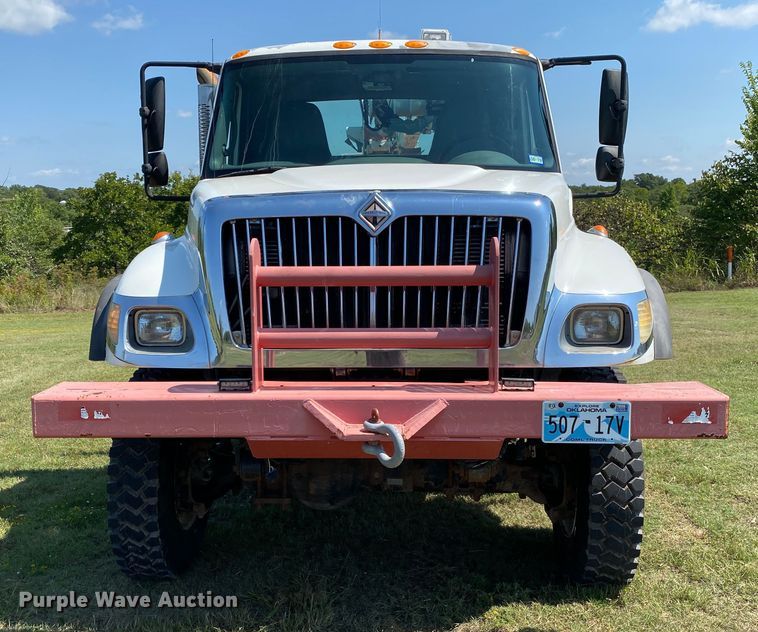 image for item DK6455 2003 International 7400  bucket truck