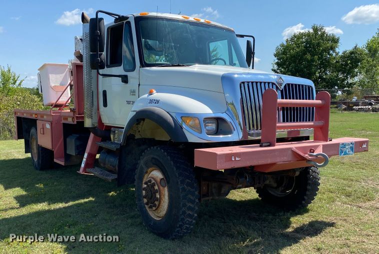 image for item DK6455 2003 International 7400  bucket truck