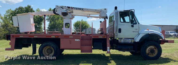 image for item DK6455 2003 International 7400  bucket truck