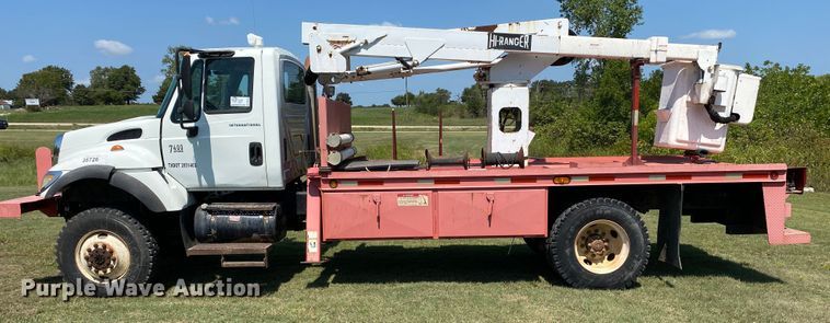 image for item DK6455 2003 International 7400  bucket truck