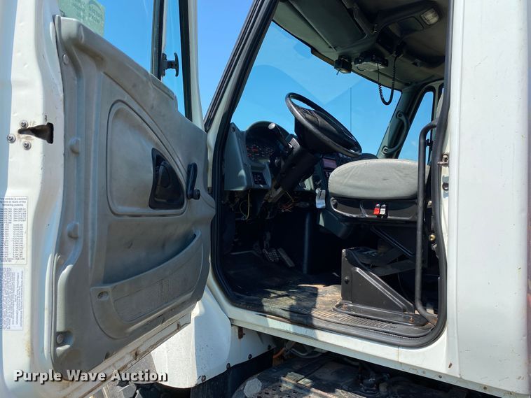 image for item DK6455 2003 International 7400  bucket truck