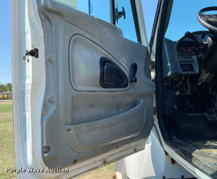 image for item DK6455 2003 International 7400  bucket truck