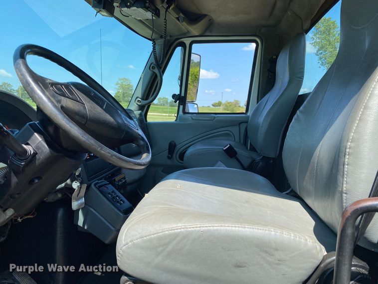 image for item DK6455 2003 International 7400  bucket truck