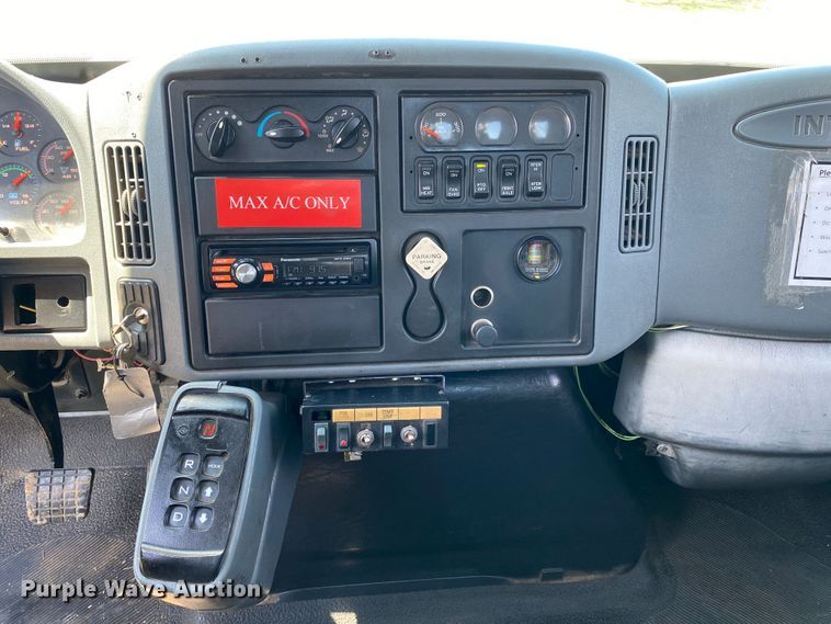 image for item DK6455 2003 International 7400  bucket truck