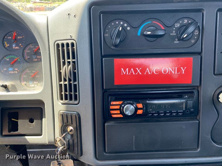 image for item DK6455 2003 International 7400  bucket truck