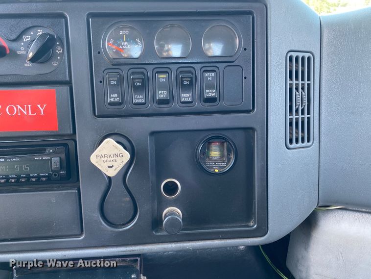 image for item DK6455 2003 International 7400  bucket truck