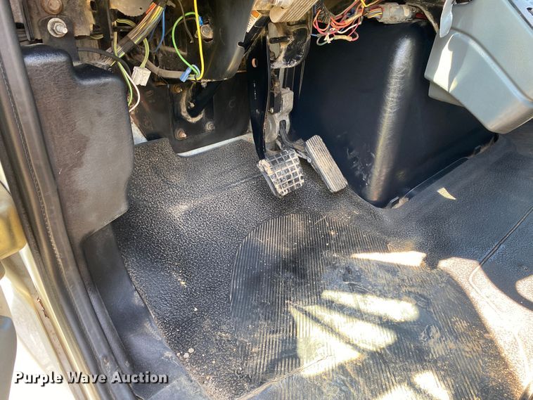 image for item DK6455 2003 International 7400  bucket truck