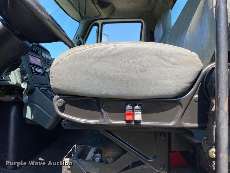 image for item DK6455 2003 International 7400  bucket truck