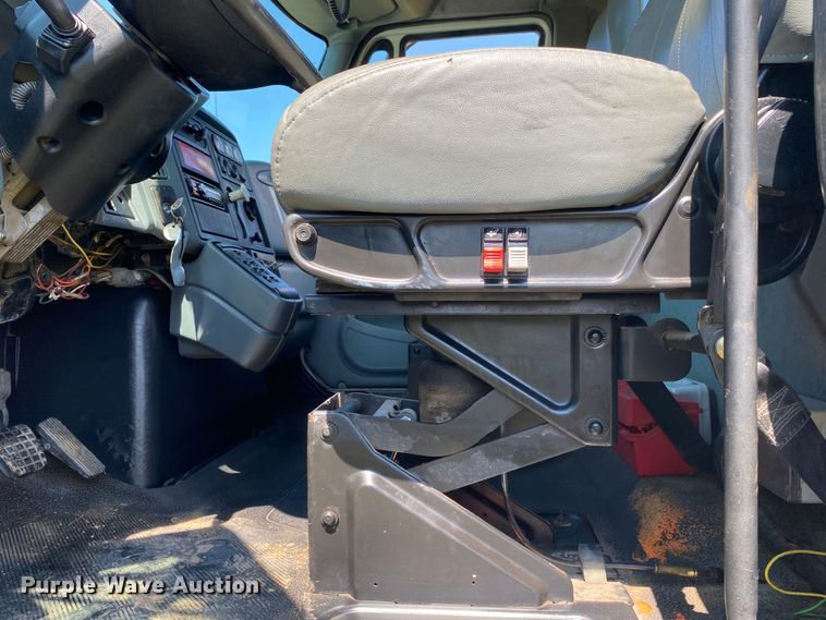 image for item DK6455 2003 International 7400  bucket truck