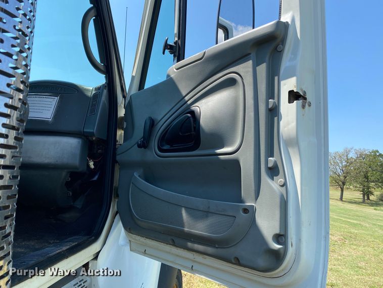 image for item DK6455 2003 International 7400  bucket truck