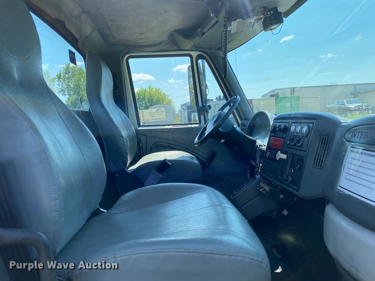 image for item DK6455 2003 International 7400  bucket truck