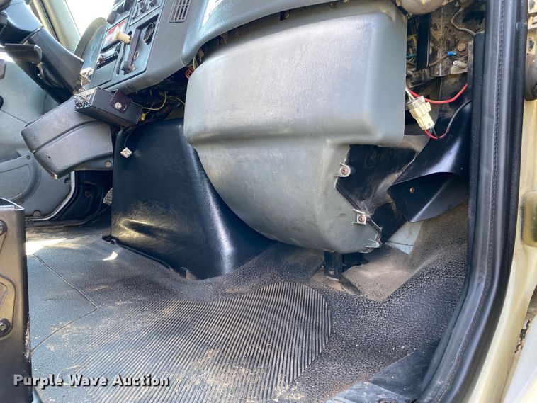 image for item DK6455 2003 International 7400  bucket truck