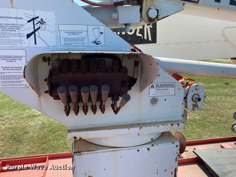 image for item DK6455 2003 International 7400  bucket truck