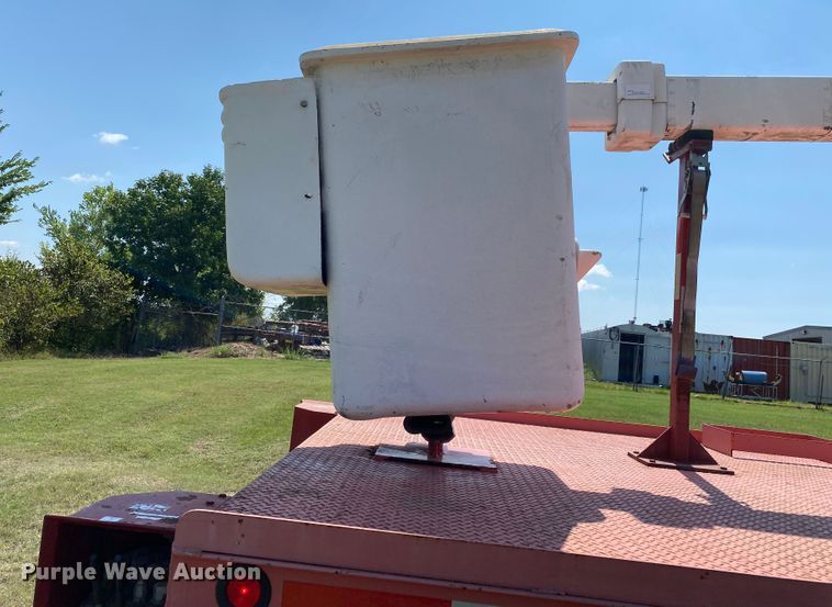 image for item DK6455 2003 International 7400  bucket truck