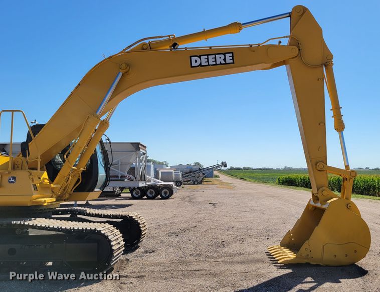 image for item DM8014 2002 John Deere 330C LC  excavator