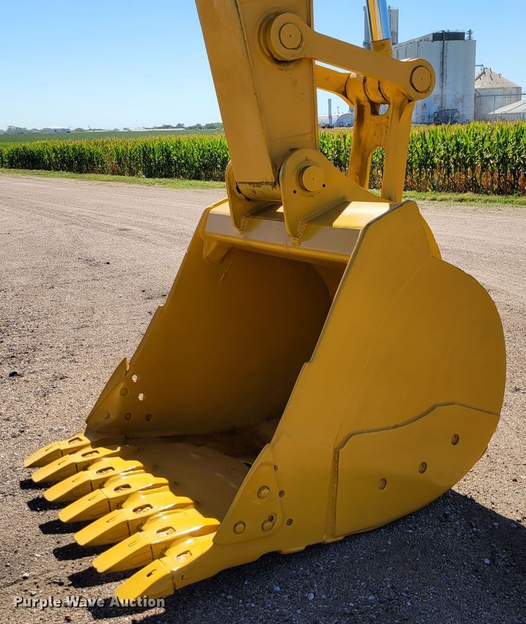 image for item DM8014 2002 John Deere 330C LC  excavator