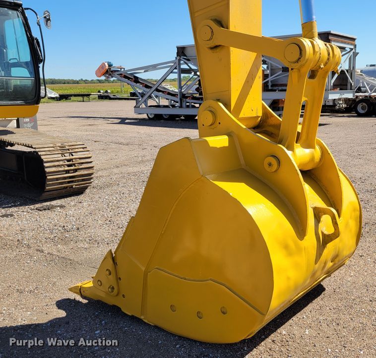 image for item DM8014 2002 John Deere 330C LC  excavator