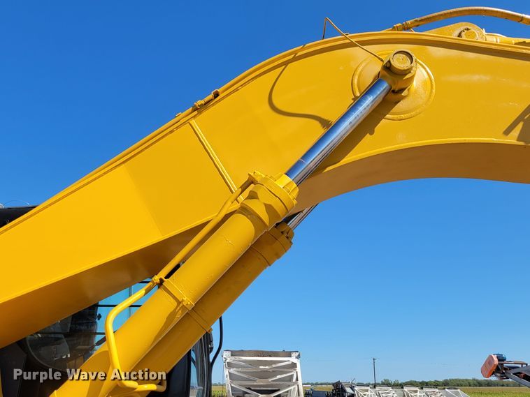 image for item DM8014 2002 John Deere 330C LC  excavator