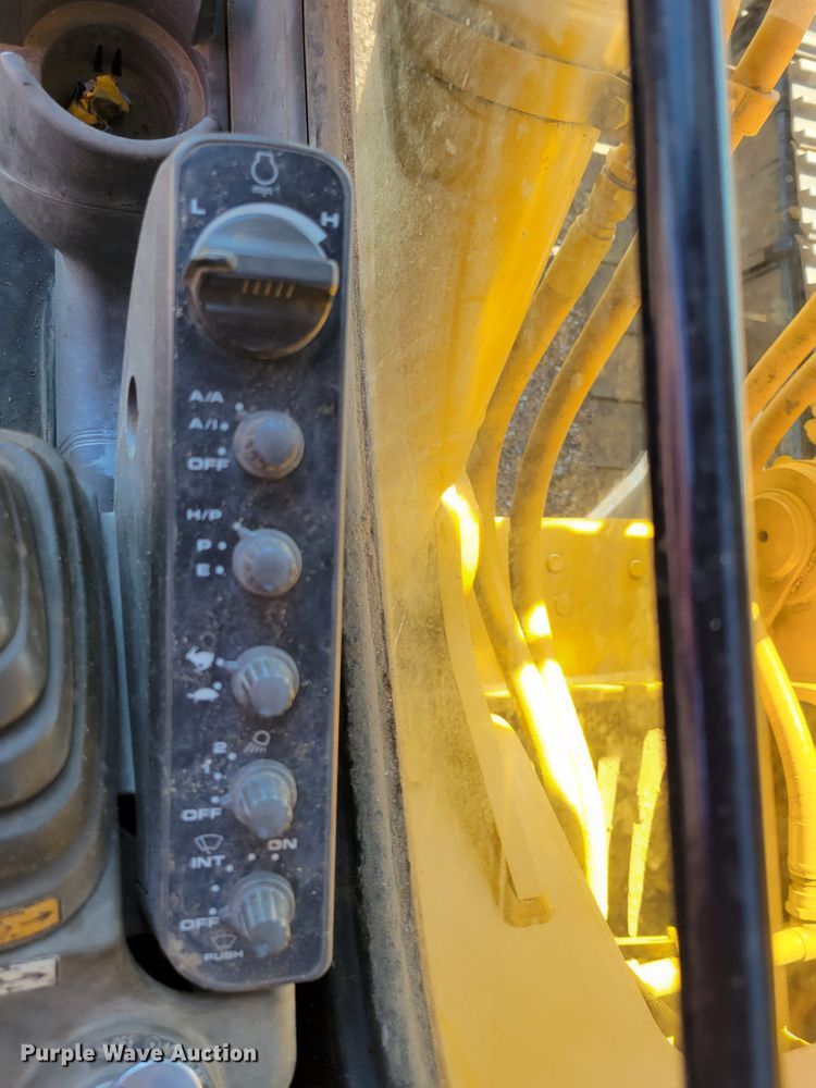 image for item DM8014 2002 John Deere 330C LC  excavator