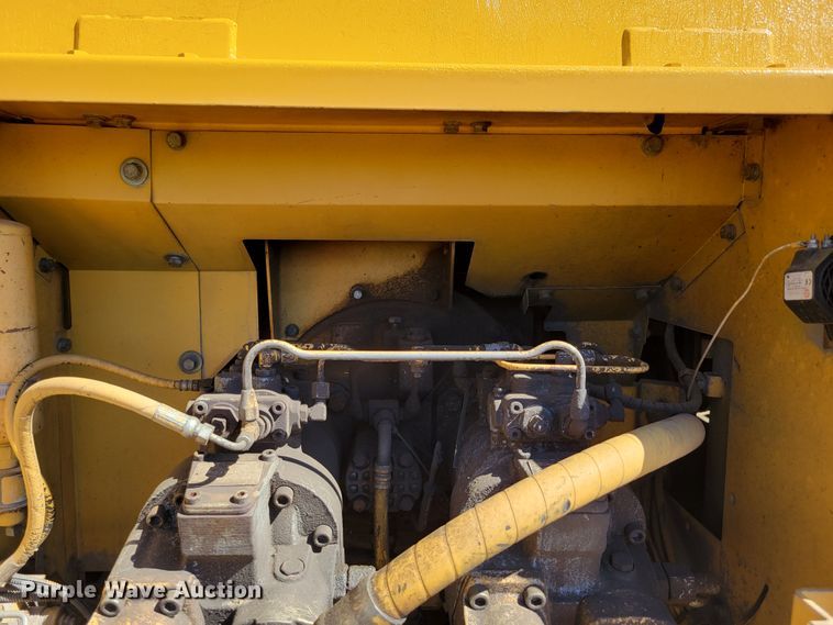 image for item DM8014 2002 John Deere 330C LC  excavator