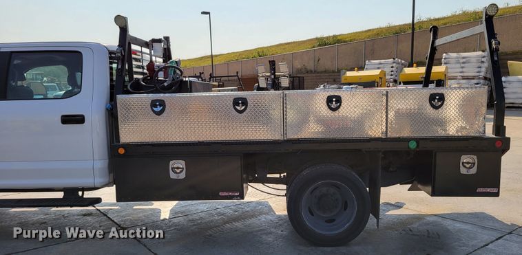 image for item DM8029 2017 Ford F550 Super Duty XL  Crew Cab flatbed truck