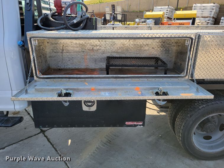 image for item DM8029 2017 Ford F550 Super Duty XL  Crew Cab flatbed truck