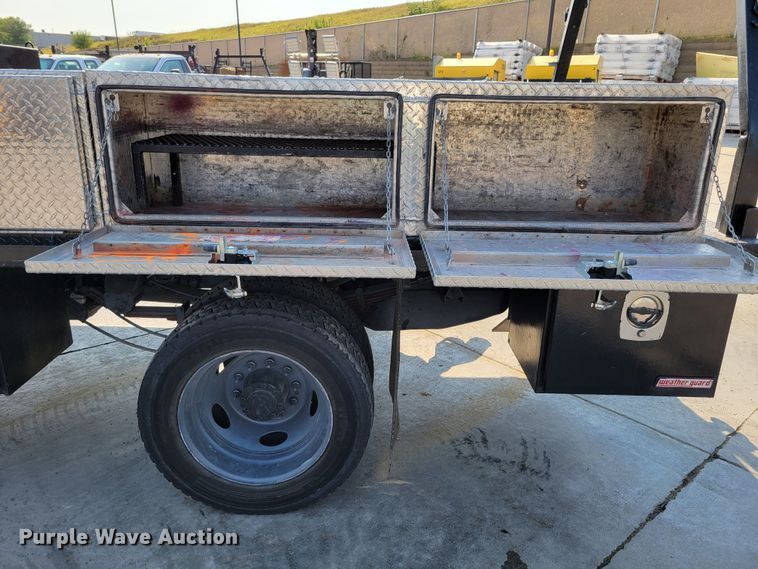 image for item DM8029 2017 Ford F550 Super Duty XL  Crew Cab flatbed truck