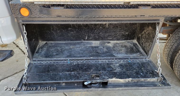 image for item DM8029 2017 Ford F550 Super Duty XL  Crew Cab flatbed truck