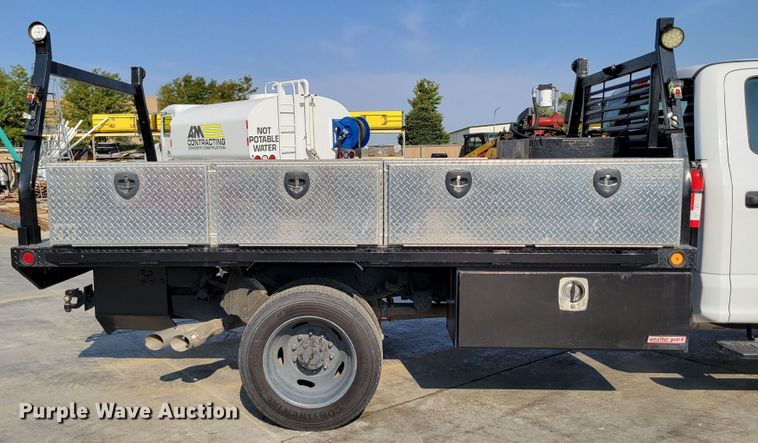 image for item DM8029 2017 Ford F550 Super Duty XL  Crew Cab flatbed truck